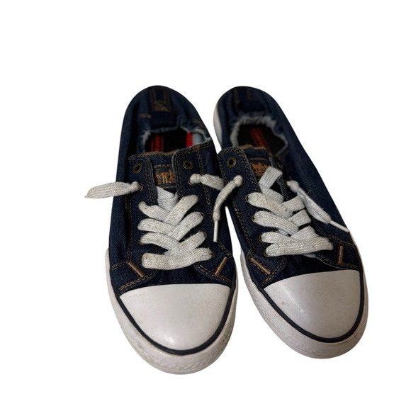 Levi’s  jeans Sneakers with White Accents are stylish and very comfy very new - Picture 1 of 11